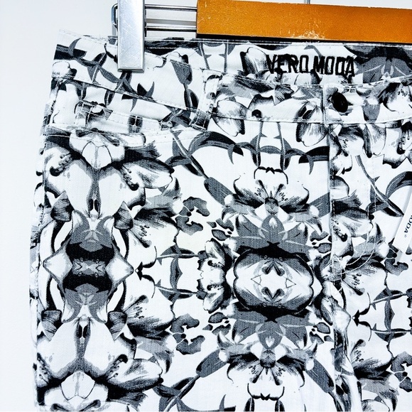 VERO MODA White & black floral skinny jeans - Picture 8 of 10